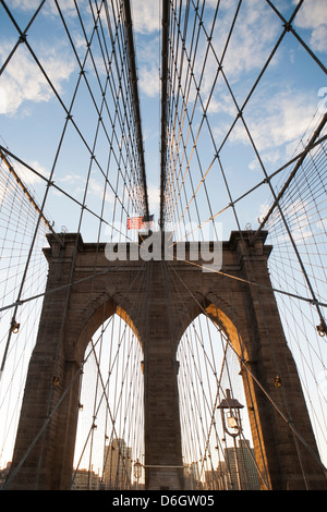 Pont de Brooklyn sous ciel bleu Banque D'Images