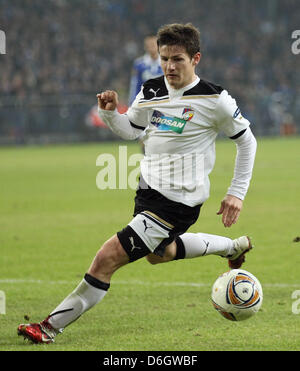 Plzen's Vaclav Pilar contrôle le ballon au cours de la Ligue Europa tour de jambe deuxième 32 match de football entre le FC Schalke 04 et le FC Viktoria Plzen à l'Arena AufSchalke stadium à Gelsenkirchen, Allemagne, 23 février 2012. Photo : Friso Gentsch Banque D'Images