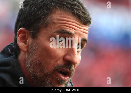 L'entraîneur-chef Kaiserslautern Marco Kurz est perçu avant la Bundesliga match entre 1. FSV Mainz 05 et 1. FC Kaiserslautern à l'arène de la Coface à Mainz, Allemagne, 25 février 2012. Photo : FREDRIK VON ERICHSEN (ATTENTION : EMBARGO SUR LES CONDITIONS ! Le LDF permet la poursuite de l'utilisation des images dans l'IPTV, les services mobiles et autres technologies nouvelles n'est pas antérieure à tw Banque D'Images