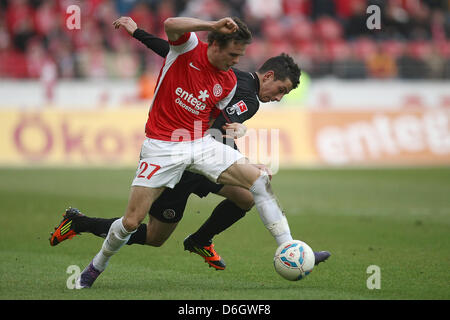 Mainz's Nicolai Mueller (avant) convoite la la balle avec Kaiserslautern's Julian Derstroff (retour) au cours de la Bundesliga match entre 1. FSV Mainz 05 et 1. FC Kaiserslautern à l'arène de la Coface à Mainz, Allemagne, 25 février 2012. Photo : FREDRIK VON ERICHSEN (ATTENTION : EMBARGO SUR LES CONDITIONS ! Le LDF permet la poursuite de l'utilisation des images dans l'IPTV, un des services mobiles Banque D'Images