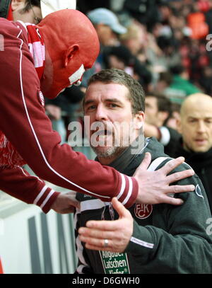 L'entraîneur-chef Kaiserslautern Marco Kurz (R) parle pour les fans après le match de Bundesliga allemande entre 1. FSV Mainz 05 et 1. FC Kaiserslautern à l'arène de la Coface à Mainz, Allemagne, 25 février 2012. Kaiserslautern a perdu 4-0. Photo : ROLAND HOLSCHNEIDER (ATTENTION : EMBARGO SUR LES CONDITIONS ! Le LDF permet la poursuite de l'utilisation des images dans l'IPTV, les services mobiles et autres nouvelles te Banque D'Images