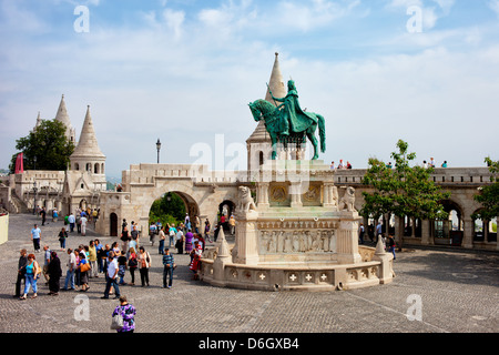 St Stephen's (Hongrois : le Szent Istvan) monument et du Bastion des Pêcheurs à Budapest, Hongrie. Banque D'Images