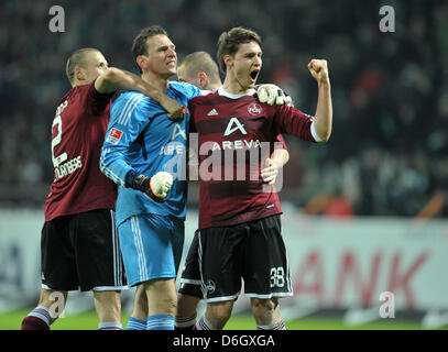 Le gardien Raphael Schaefer (2-L) cheers avec Timmy Simons (L) et Philipp Wollscheid (R) après avoir gagné la Bundesliga match de football entre le Werder Brême et 1. FC Nuremberg au stade Weser à Brême, Allemagne, le 25 février 2012. Photo : Carmen Jaspersen Banque D'Images