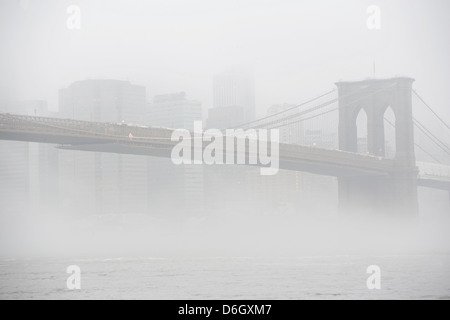 Le brouillard roulant sur le pont de Brooklyn Banque D'Images