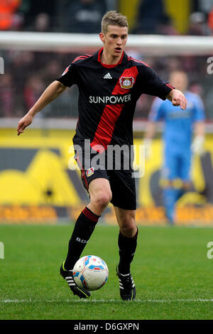 Leverkusen est Lars Bender contrôle le ballon pendant le match de football de la Bundesliga entre 1. FC Cologne et Bayer 04 Leverkusen au stade RheinEnergieStadion à Cologne, Allemagne, 25 février 2012. Le match s'est terminé 0-2. Photo : MARIUS BECKER Banque D'Images