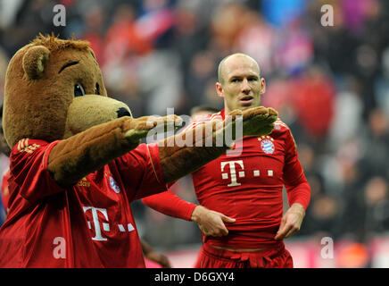 La Munich Arjen Robben se trouve à côté de la Bundesliga après Berni mascotte match de foot entre FC Bayern Munich et le FC Schalke 04 à l'Allianz-Arena à Munich, Allemagne, 26 février 2012. Munich a remporté le match 2-0. Photo : Frank Leonhardt (ATTENTION : EMBARGO SUR LES CONDITIONS ! Le LDF permet la poursuite de l'utilisation des images dans l'IPTV, les services mobiles et autres technologies nouvelles qu'aucun comte Banque D'Images