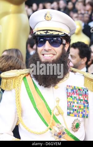 Le comédien britannique Sacha Baron Cohen arrive comme "dictateur" au 84e congrès annuel de l'Academy Awards aka Oscars chez Kodak Theatre de Los Angeles, USA, le 26 février 2012. Photo : Hubert Boesl Banque D'Images