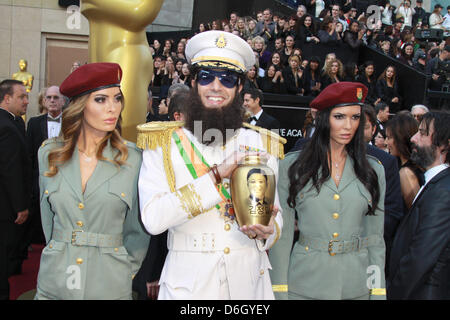 Le comédien britannique Sacha Baron Cohen arrive comme "dictateur" au 84e congrès annuel de l'Academy Awards aka Oscars chez Kodak Theatre de Los Angeles, USA, le 26 février 2012. Photo : Hubert Boesl Banque D'Images