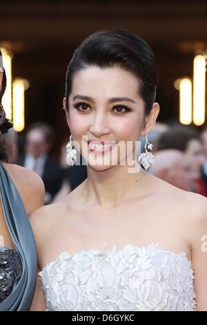 L'actrice chinoise Li Bingbing arrive au 84e congrès annuel de l'Academy Awards aka Oscars chez Kodak Theatre de Los Angeles, USA, le 26 février 2012. Photo : Hubert Boesl Banque D'Images