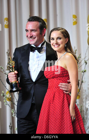Gagnant du meilleur acteur Jean Dujardin et l'actrice Natalie Portman/présentateur poser dans la presse photo prix du 84e congrès annuel de l'Academy Awards aka Oscars chez Kodak Theatre de Los Angeles, USA, le 26 février 2012. Photo : Hubert Boesl Banque D'Images