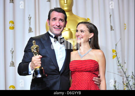 Gagnant du meilleur acteur Jean Dujardin et l'actrice Natalie Portman/présentateur poser dans la presse photo prix du 84e congrès annuel de l'Academy Awards aka Oscars chez Kodak Theatre de Los Angeles, USA, le 26 février 2012. Photo : Hubert Boesl Banque D'Images