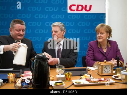 Le Président allemand Joachim Gauck élu (M) se trouve entre la chancelière allemande Angela Merkel et le secrétaire général Hermann Groehe (L) avant la réunion du conseil fédéral de la démocrate-chrétienne (CDU) à la Konrad-Adenauer à Berlin, Allemagne, 27 février 2012. Gauck a assisté à la réunion de la CDU en tant qu'invité. Photo : MICHAEL KAPPELER Banque D'Images