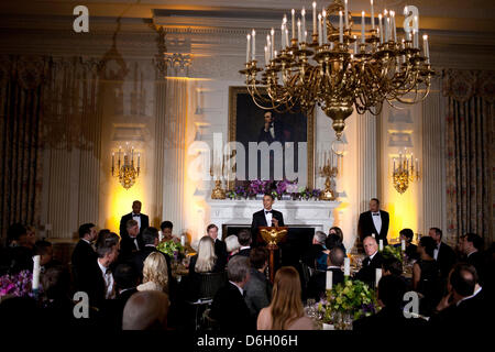 Le président des États-Unis Barack Obama parle dans la salle à manger d'état de la Maison Blanche le 26 février 2012 à Washington, DC. Le président Obama et la Première Dame Michelle Obama a accueilli 2012 Dîner des gouverneurs qui coïncide avec la réunion annuelle de la National Governors Association réunion à DC. .Crédit : Brendan Smialowski / Piscine via CNP Banque D'Images