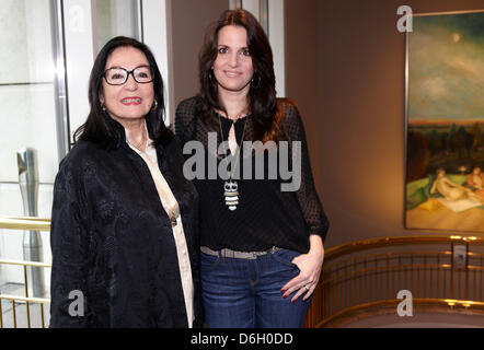 La chanteuse grecque Nana Mouskouri (L) et sa fille Helen 'Lenou' Mouskouri posent au cours d'une conférence de presse au sujet de sa tournée anniversaire "50 Jahre Weisse Rosen' à l'hôtel Grand Elysee à Hambourg, Allemagne, 27 février 2012. La tournée débute le 11 avril 2012 à Brême. Photo : GEORG WENDT Banque D'Images