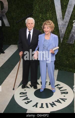 L'acteur Kirk Douglas et sa femme Anne assister à la 2012 Vanity Fair Oscar Party at Sunset Tower à Los Angeles, USA, 26 février 2012. Photo : Hubert Boesl Banque D'Images