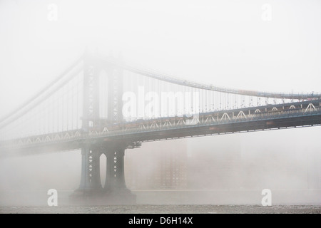 Pont roulant sur brouillard Banque D'Images