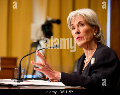 United States Secretary of Health and Human Services (HHS) Kathleen Sebelius témoigne devant le comité des finances du Sénat américain au cours d'une audition sur le budget de l'exercice 2013 de l'agence proposition sur la colline du Capitole à Washington, D.C. le mercredi, 15 février 2012..Credit : Ron Sachs / CNP Banque D'Images