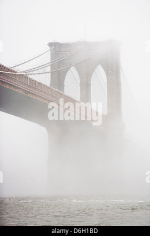 Le brouillard roulant sur le pont de Brooklyn Banque D'Images