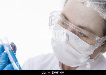 Docteur en masque de visage using tablet computer Banque D'Images