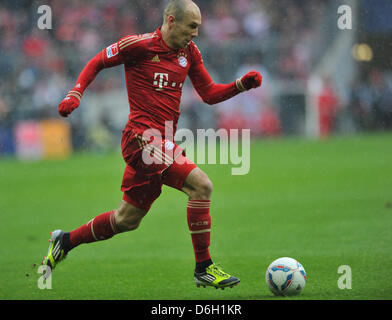 La Munich Arjen Robben joue la balle au cours de la Bundesliga match de foot entre FC Bayern Munich et le FC Schalke 04 à l'Allianz Arena de Munich, Allemagne, 26 février 2012. Photo : Peter Kneffel Banque D'Images