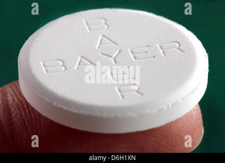 Fichier - Un fichier photo datée du 15 mars 2007 montre une aspirine comprimé de l'entreprise pharmaceutique Bayer à Duesseldorf, Allemagne. La société présentera son bilan chiffres sur 28 Februiary 2012. Photo : Martin Gerten Banque D'Images