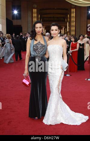 Américain d'origine chinoise Media manager Wendy Murdoch (l) et l'actrice chinoise Li Bingbing assister au 84e congrès annuel de l'Academy Awards aka Oscars chez Kodak Theatre de Los Angeles, USA, 26 février 2012. Photo : Hubert Boesl Banque D'Images