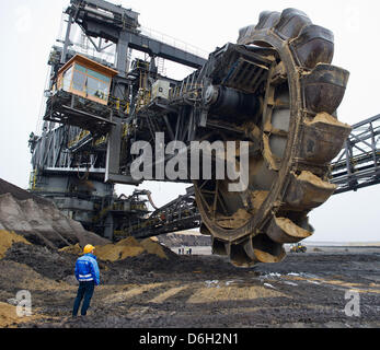 Fichier - une archive photo datée du 15 décembre 2011 montre une gigantesque dans l'excavatrice mine de lignite de Vattenfall AG Welzow, Allemagne. Brandebourg est d'essayer de passer à des énergies renouvelables. Leur part dans l'approvisionnement global est prévu d'augmenter chaque année. Cependant, le Brandebourg ne peuvent pas encore se passer de lignite. Photo : Patrick Pleul Banque D'Images