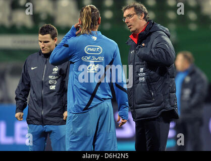 L'entraîneur national Laurent Blanc (R) parle à Philippe Mexes au cours d'une session de pratique de l'équipe nationale de France au stade Weser à Brême, Allemagne, le 28 février 2012. La France jouera l'Allemagne le 29 février 2012. Photo : Carmen Jaspersen Banque D'Images