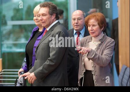 Les chefs de parti du parti La Gauche, Gesine Loetzsch (L-R) et Klaus Ernst et chef de fraction Gregor Gysi introduire de Beate Klarsfeld (R) comme le candidat présidentiel du Parti de Gauche lors d'une conférence de presse à Berlin. Klarsfeld affronteront les militant des droits civils de la RDA à l'élection de Gauck Mars. Photo : Sebastian Kahnert Banque D'Images