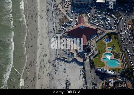 Les gens nager à Muizenberg Beach, Cape Town, Afrique du Sud - vue aérienne Banque D'Images