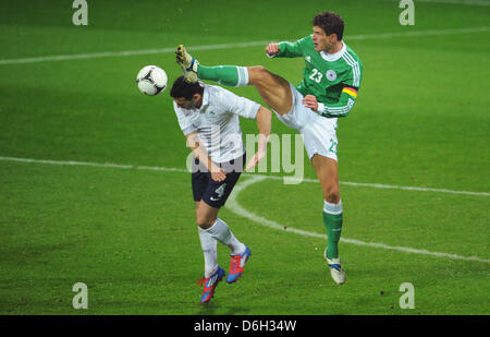 L'Allemagne Mario Gomez (R) et Adil Rami de France lutte pour le ballon pendant le match de football amical international l'Allemagne contre la France au stade Weser à Brême, Allemagne, 29 février 2012. Photo : Julian Stratenschulte dpa/lni  + + +(c) afp - Bildfunk + + + Banque D'Images