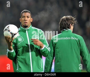 L'Allemagne Jérôme Boateng (L) se trouve à côté de Christian Traesch pendant l'échauffement pour le match de football amical international l'Allemagne contre la France au stade Weser à Brême, Allemagne, 29 février 2012. Photo : Carmen Jaspersen Banque D'Images