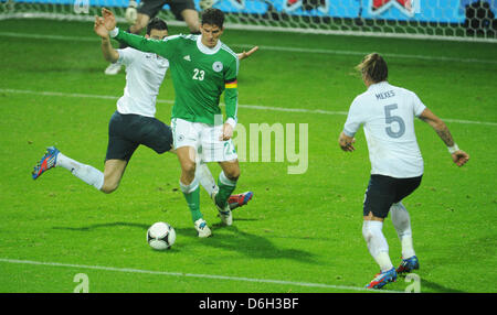 L'Allemagne Mario Gomez et Adil Rami de France lutte pour la balle à côté de Philippe Mexes de France au cours de l'international football match amical Allemagne contre la France au stade Weser à Brême, Allemagne, 29 février 2012. L'Allemagne a perdu 1-2 contre la France. Photo : Julian Stratenschulte dpa/lni Banque D'Images