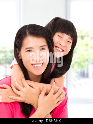 Happy asian petite fille avec sa mère Banque D'Images