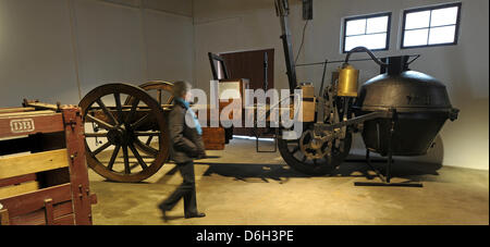 Une réplique de la machine à vapeur de l'officier de l'artillerie française Nicolas Cugnot de 1769 est exposée dans la nouvelle taille de zone de stockage du DB Museum à Nuremberg, Allemagne, 29 février 2012. Un moteur diesel de 2500 chevaux de puissance, les systèmes d'enclenchement historique et une réplique du premier véhicule automoteur dans le monde sont parmi les 40 expositions qui sont maintenant accessibles pour le public en t Banque D'Images