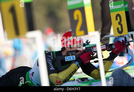 Le biathlète allemand Arnd Peiffer est photographié à la fusillade au cours de réchauffer avant que le relais mixte cas de championnats du monde de Biathlon 2012 à l'arène Chiemgau à Ruhpolding, Allemagne, 01 mars 2012. Photo : MARTIN SCHUTT Banque D'Images