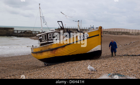 Pêcheur et boat on beach, Hastings, Royaume-Uni Banque D'Images