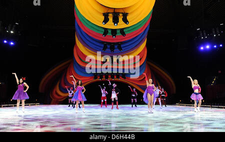 Le Queensberry est pictuired bande sur la glace lors de la première de l'Holiday on Ice Show 'Festival' au Tempodrom de Berlin, Allemagne, 01 mars 2012. Les spectateurs peuvent s'attendre à la nouvelle émission de la saison, qui prend les visiteurs de mondes sous-marins imaginaires, les bals masqués vénitiens et des jungles. Photo : Britta Pedersen Banque D'Images