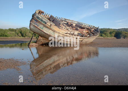 Bateau naufragé Dulas Anglesey Pays de Galles UK Beach Banque D'Images