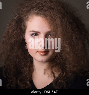 Femme souriante avec des cheveux bouclés Banque D'Images