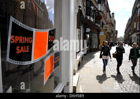 Cambridge, UK. 18 avril 2013. Shoppers à Cambridge UK note de vente panneaux dans une vitrine. L'Office national des statistiques ont fait état d'une baisse des ventes au détail de 0,7  % en mars par rapport à février 2013 au Royaume-Uni. Les ventes dans les magasins de la rue haute sont soupçonnés d'avoir été réduit en raison des récentes intempéries. Credit : Julian Eales/Alamy Live News Banque D'Images