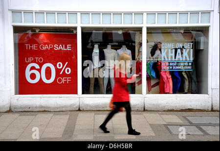 Cambridge, UK. 18 avril 2013. Shoppers à Cambridge UK note de vente panneaux dans une vitrine. L'Office national des statistiques ont fait état d'une baisse des ventes au détail de 0,7  % en mars par rapport à février 2013 au Royaume-Uni. Les ventes dans les magasins de la rue haute sont soupçonnés d'avoir été réduit en raison des récentes intempéries. Credit : Julian Eales/Alamy Live News Banque D'Images