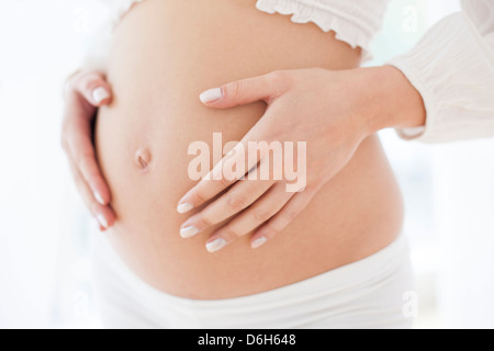 L'abdomen de la femme enceinte Banque D'Images