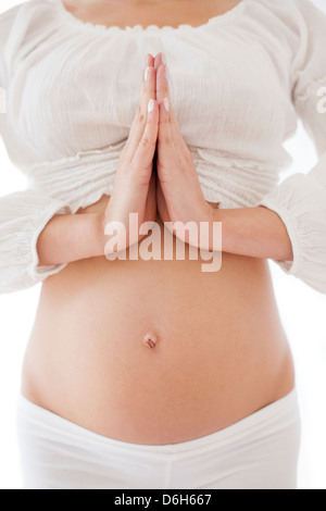 Pregnant woman practicing yoga Banque D'Images