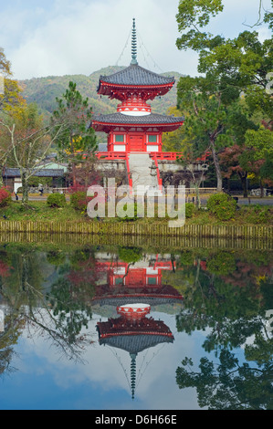 Sur l'étang, pagode Osawa Daikaku ji (Daikakuji) Temple, (876), région de Sagano, Kyoto, Japon, Asie Banque D'Images