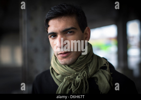 Man wearing scarf outdoors Banque D'Images