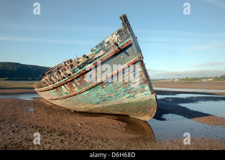 Bateau naufragé Dulas Anglesey Pays de Galles UK Beach Banque D'Images