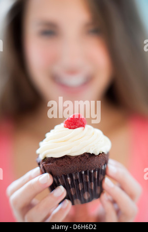 Femme avec un cup cake Banque D'Images