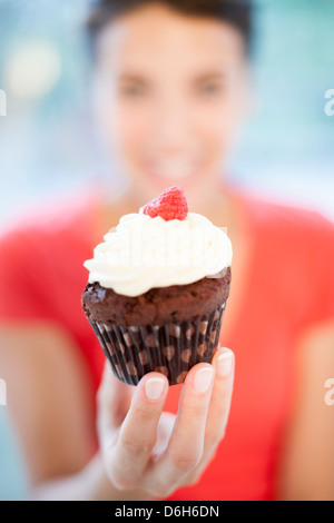 Femme avec un cup cake Banque D'Images