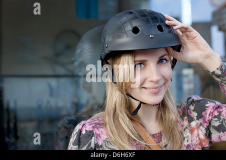Femme portant un casque de vélo en plein air Banque D'Images